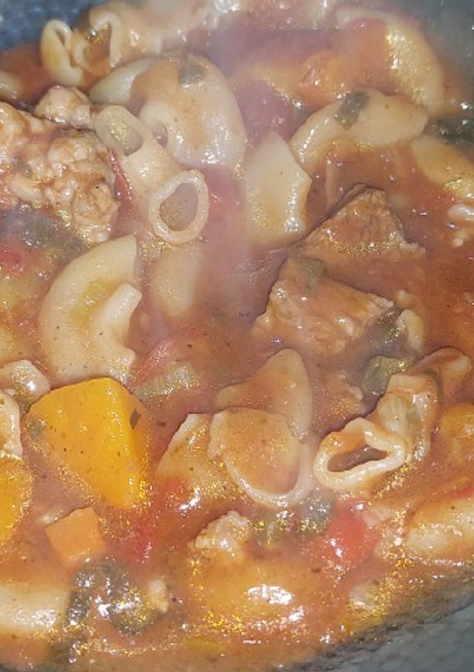 Una foto de Guiso de fideos codito con carne calabaza y chorizo