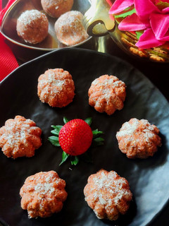 A picture of Strawberry oats coconut soft bites.