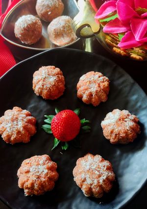 A picture of Strawberry oats coconut soft bites.