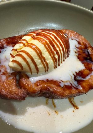 A picture of Torrija with Ice Cream 🍨.
