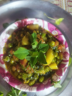 मटर आलू मेथी गाजर की मिक्स सब्जी (Matar aloo methi gajar ki mix sabzi recipe in hindi) रेसिपी मुख्य फोटो