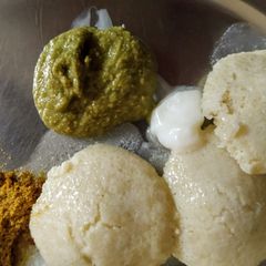 A picture of Bezawada babai idli with podi.
