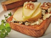 Una foto de sandwich de roquefort