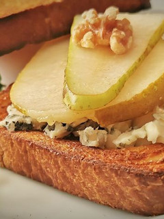 Una foto de Sándwich de queso Roquefort, Pera y Nueces
