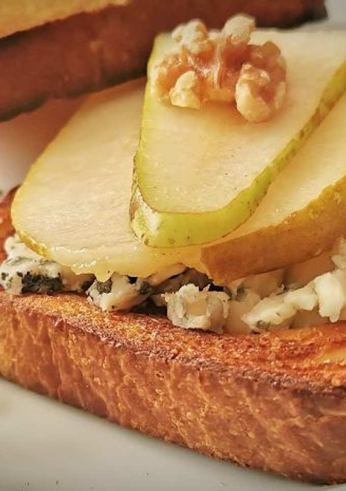 Una foto de Sándwich de queso Roquefort, Pera y Nueces