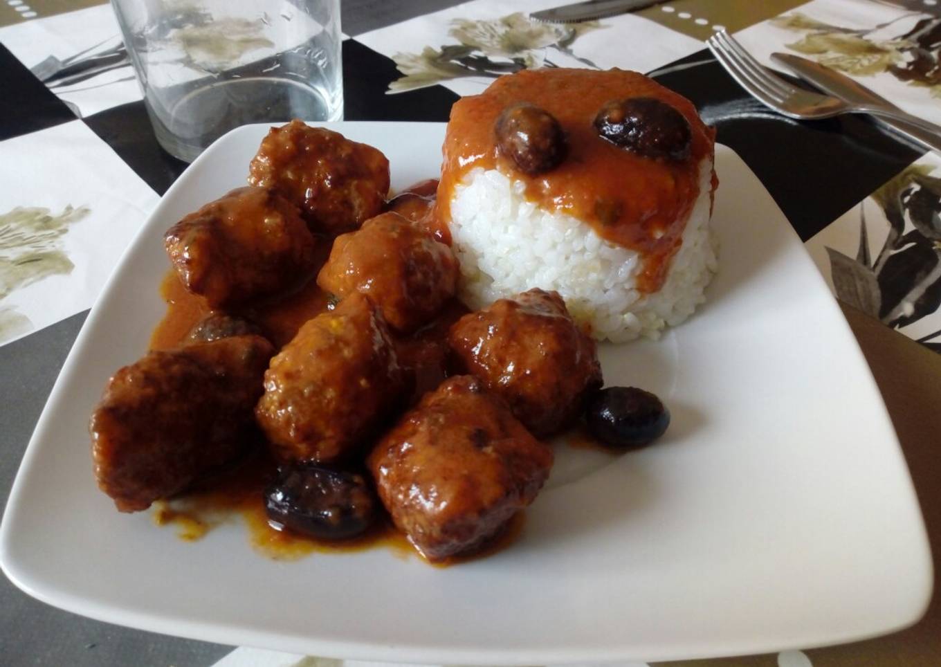 Albóndigas con tomate y aceitunas