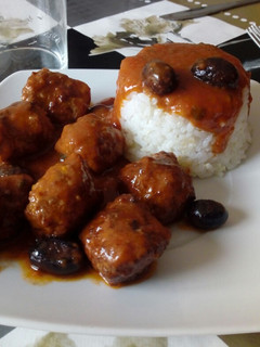 Una foto de Albóndigas con tomate y aceitunas