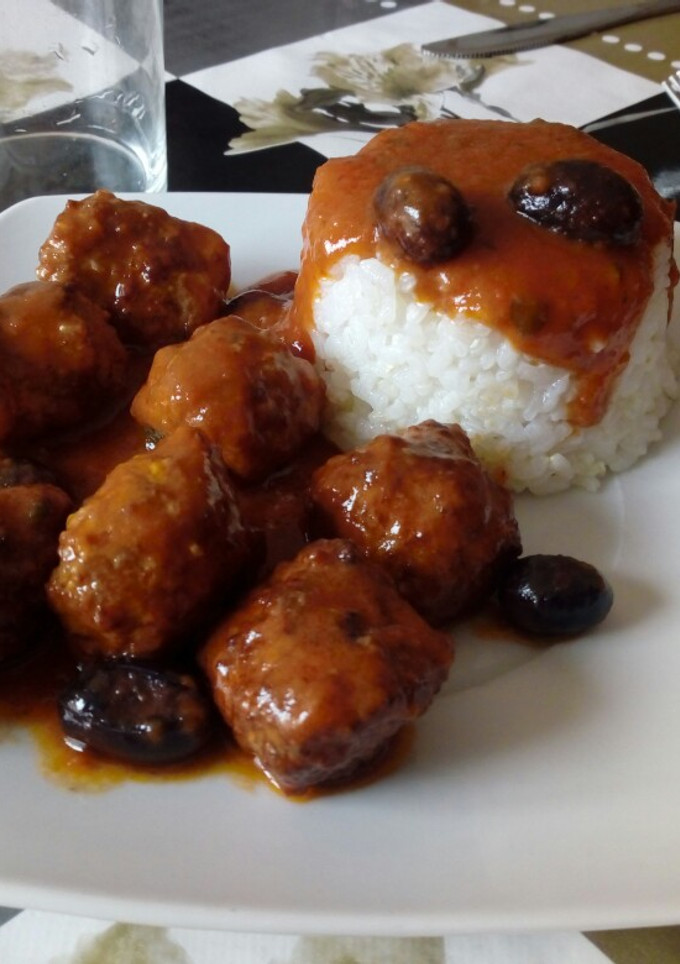 Una foto de Albóndigas con tomate y aceitunas