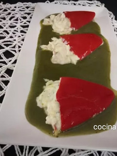 Una foto de Pimientos de piquillo rellenos de calabacín y jamón