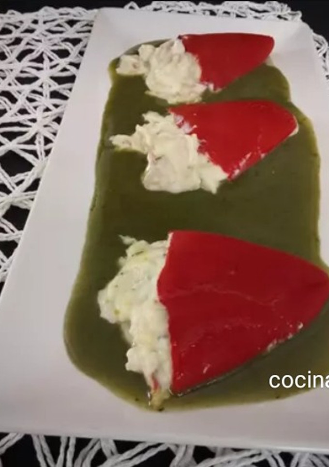 Una foto de Pimientos de piquillo rellenos de calabacín y jamón