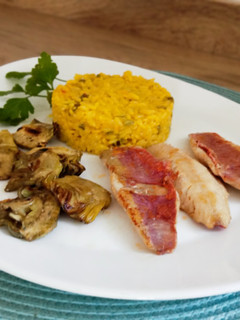 Una foto de Arroz con salmonetes y alcachofas