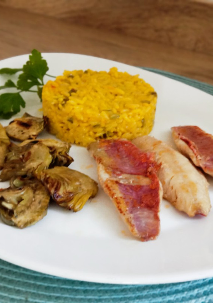 Una foto de Arroz con salmonetes y alcachofas