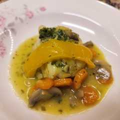 Una foto de Bacalao con verduras y champiñones