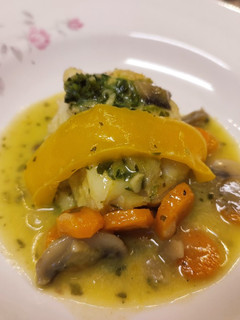 Una foto de Bacalao con verduras y champiñones