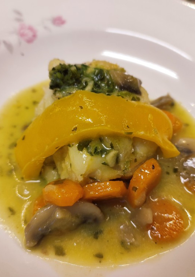 Una foto de Bacalao con verduras y champiñones