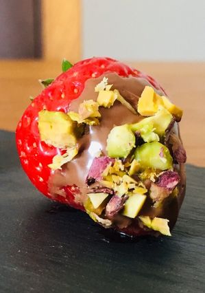 A picture of Chocolate and pistachio Strawberries.
