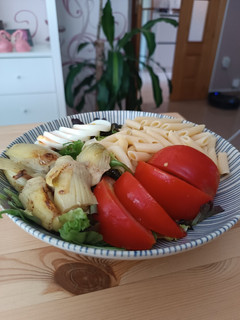 Una foto de Ensalada con alcachofas, pasta y huevo