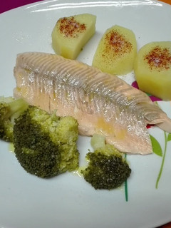 Una foto de Trucha asalmonada con brócoli y patatas al vapor. Thermomix