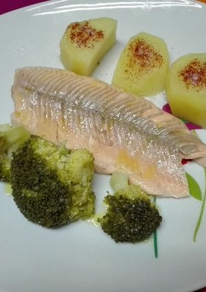 Foto principal de Trucha asalmonada con brócoli y patatas al vapor. Thermomix