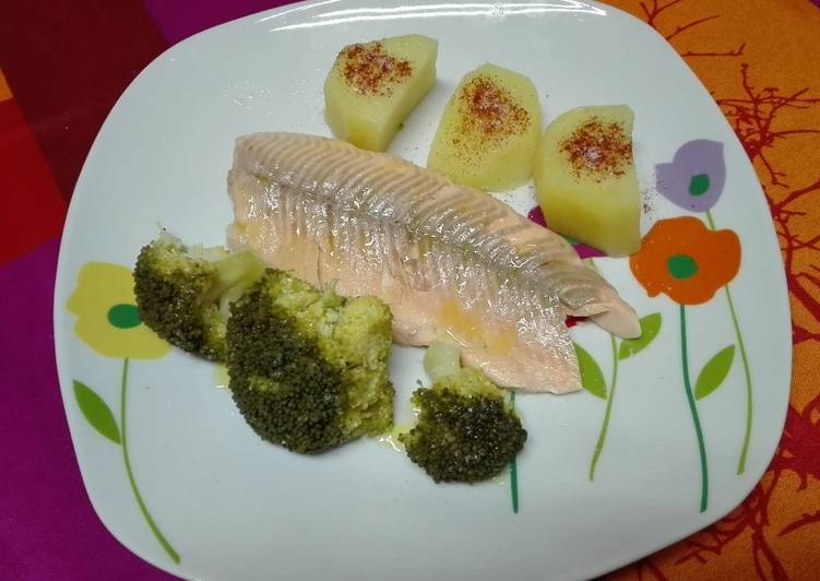 Trucha asalmonada con brócoli y patatas al vapor. Thermomix