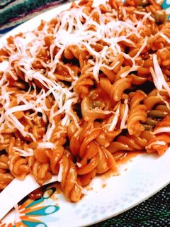 A picture of Cheesy schezwan pasta.