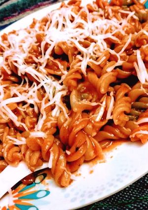 A picture of Cheesy schezwan pasta.