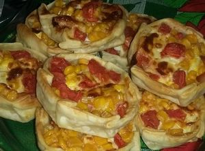 Una foto de Canastitas de paleta, queso, huevo, choclo y tomate