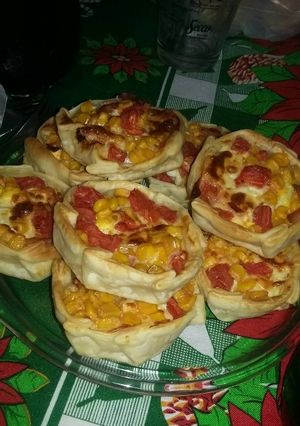 Una foto de Canastitas de paleta, queso, huevo, choclo y tomate