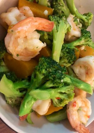 รูปของ ผัดบรอกโคลีกุ้ง (Stired-fried Broccoli with Shrimp)