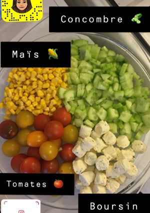 Une photo de Salade concombre, tomate, maïs et boursin
