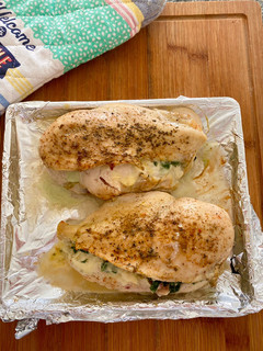Una foto de Pollo relleno con queso, espinaca y crema de leche