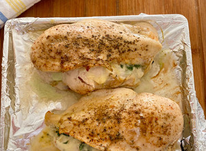 Una foto de Pollo relleno con queso, espinaca y crema de leche