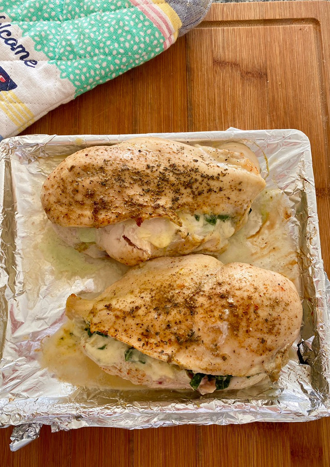 Una foto de Pollo relleno con queso, espinaca y crema de leche