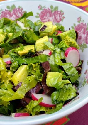Una foto de Ensalada palta-hojas-rabanitos