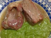 Una foto de bifes de cerdo con papa y