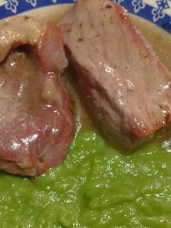 Una foto de Bife grueso de cerdo (jamón) con salsa/puré de apio