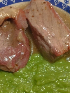 Una foto de Bife grueso de cerdo (jamón) con salsa/puré de apio