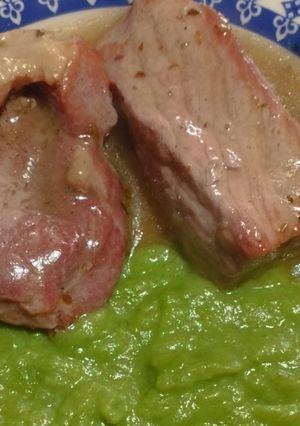 Una foto de Bife grueso de cerdo (jamón) con salsa/puré de apio