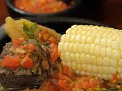 Una foto de caldo de pierna de cerdo