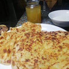 Aalu ka pratha with dahi, aaru ka sharbat aur cookies A picture of Aalu ka pratha with dahi, aaru ka sharbat aur cookies.