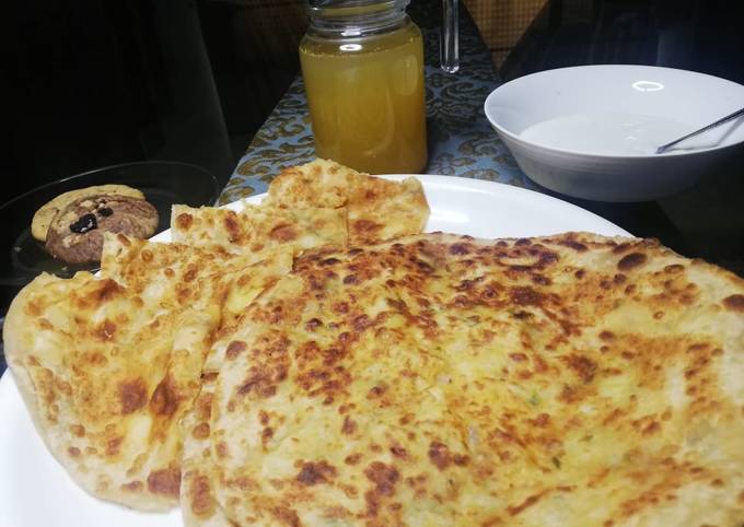 Aalu ka pratha with dahi, aaru ka sharbat aur cookies Recipe