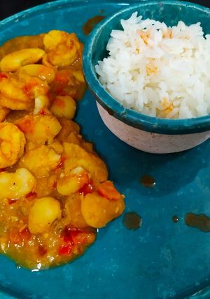 Una foto de Guiso de langostinos y pallares con arroz blanco