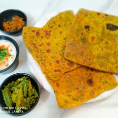 A picture of Mint and spring onion paratha.