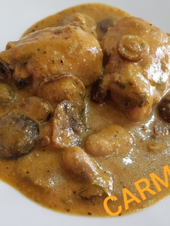 Una foto de Contramuslos de pollo y setas en salsa