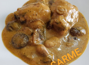 Una foto de Contramuslos de pollo y setas en salsa