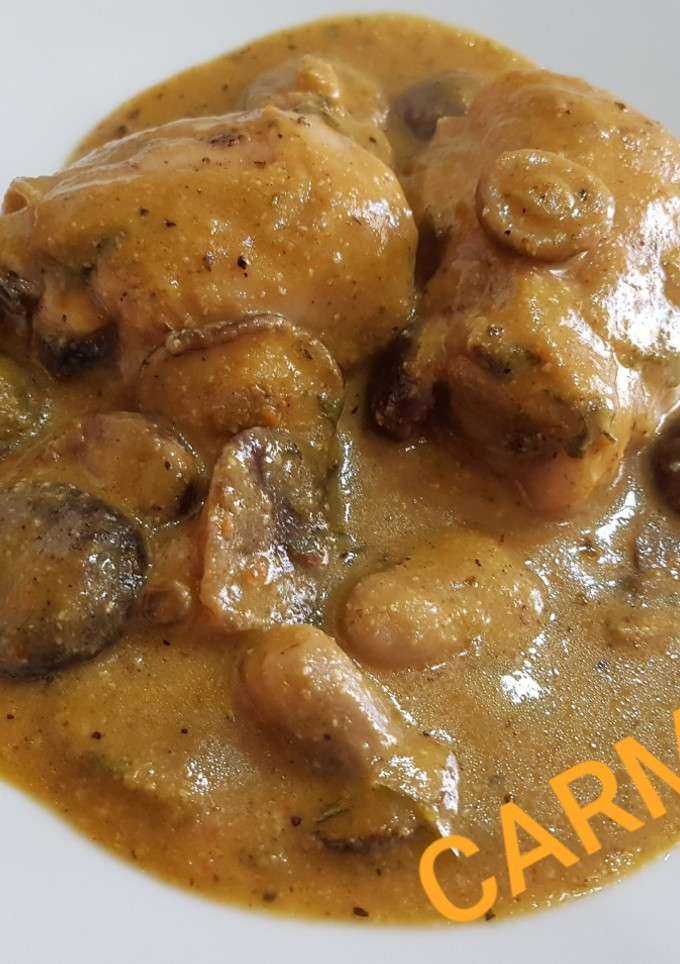 Una foto de Contramuslos de pollo y setas en salsa
