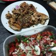 Supremas doradas a las finas hierbas con ensalada de tricolor