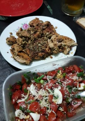 Una foto de Supremas doradas a las finas hierbas con ensalada de tricolor