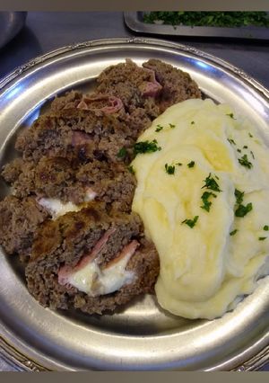 Una foto de Pan de carne arrollada con puré de papa