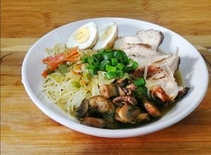 Una foto de Ramen de pollo